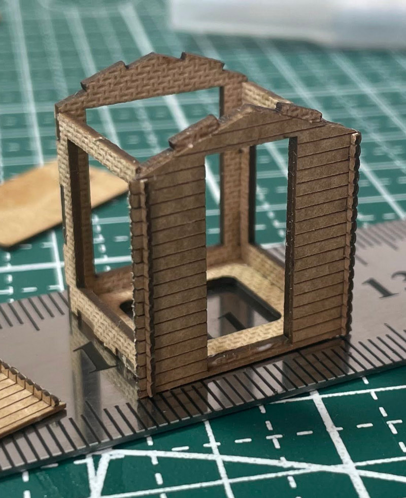Bildbeschreibung: Kleine Gartenhütte (H0):  Montage der Wandverkleidungen, Schritt2