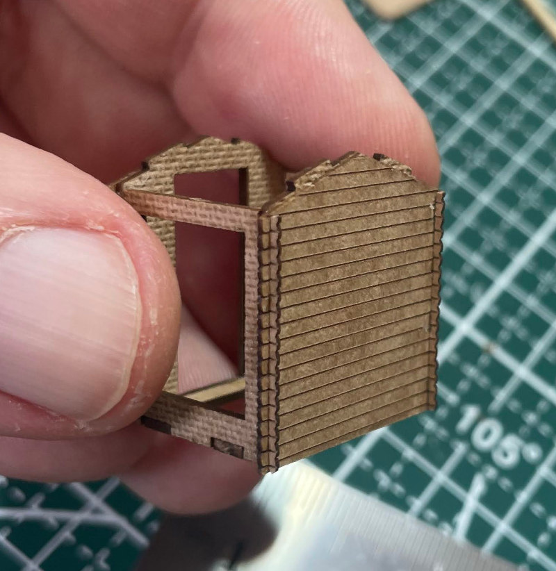 Bildbeschreibung: Kleine Gartenhütte (H0):  Montage der Wandverkleidungen, Schritt3