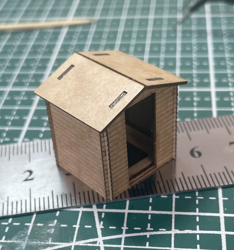 Bildbeschreibung: Kleine Gartenhütte (H0):  Montage der Dachkonstruktion