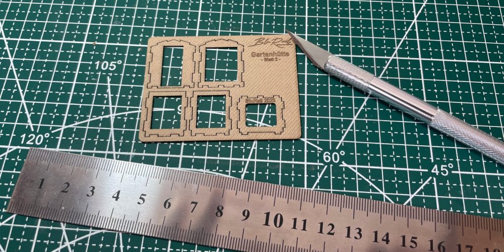 Bildbeschreibung: Kleine Gartenhütte (H0):  Montage des Grundgerüstes, Schritt1
