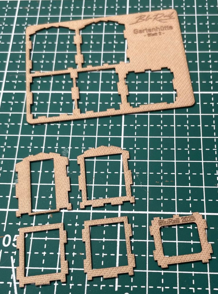 Bildbeschreibung: Kleine Gartenhütte (H0):  Montage des Grundgerüstes, Schritt2