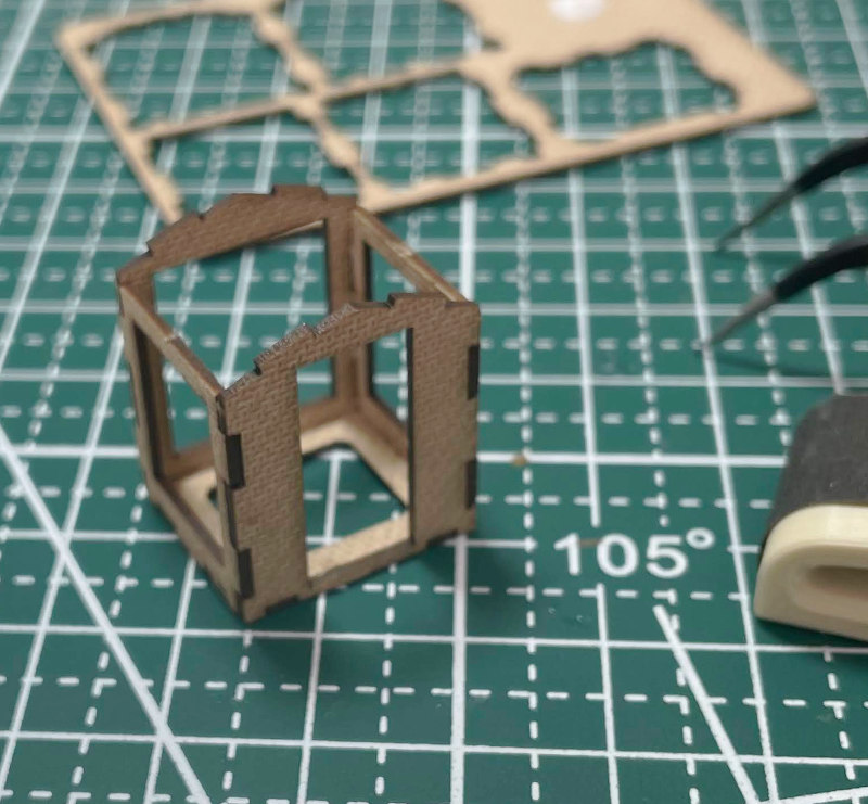 Bildbeschreibung: Kleine Gartenhütte (H0):  Montage des Grundgerüstes, Schritt5 (fertiges Grundgerüst).