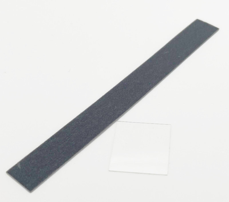 Bildbeschreibung: Kleine Gartenhütte (H0): zusätzliche Inhalte - Schleifpapier als Imitat der Dacheindeckung und Klarsichtfolie als Imitat für Fensterscheibe der Tür.