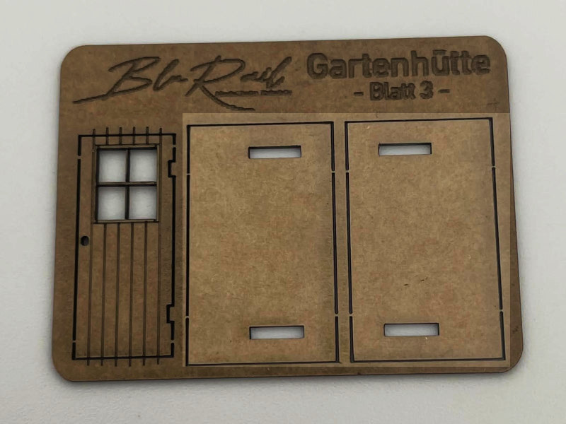 Bildbeschreibung: Kleine Gartenhütte (H0):  Montage der Wandverkleidungen, Hinweis auf Einzelteile der Dachhälften als Anschlag für Verklebung der Wandelemente