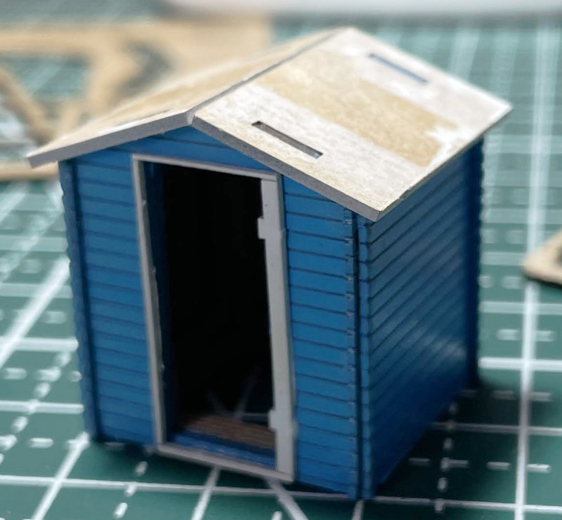 Bildbeschreibung: Kleine Gartenhütte (H0):  Einbau der Tür, Schritt1 (am Beispiel eines eingefärbten Bausatzes)